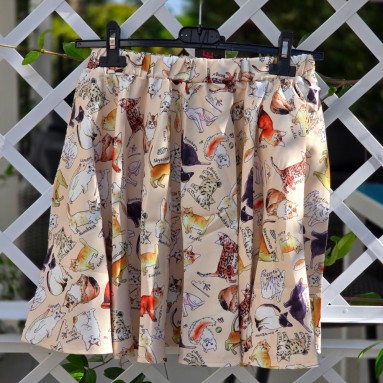 Gonna corta beige con gatti