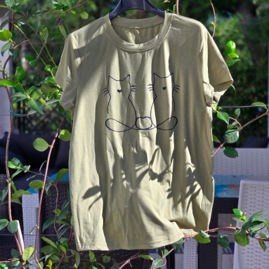 Maglia con design gatti stilizzati