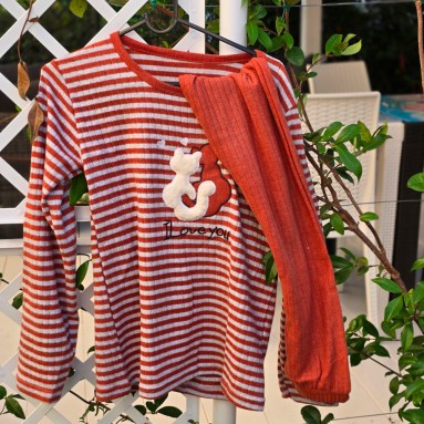 Pigiama a righe con gattini