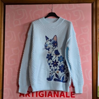 Maglioncino celeste con gatto stilizzato
