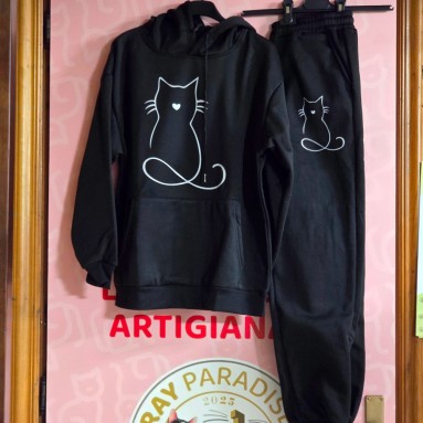 Tuta nera con gatto stilizzato bianco