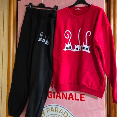 Tuta rosso nera gatto