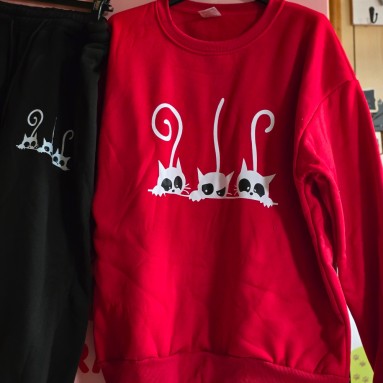 Tuta rosso nera gatto