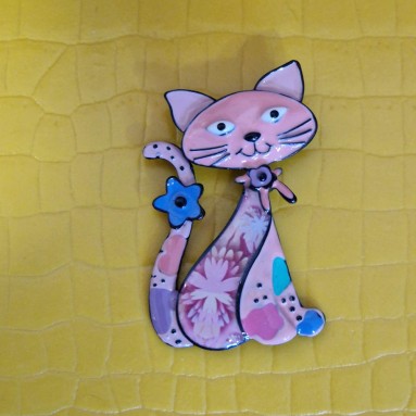 Spille gatto con fiore