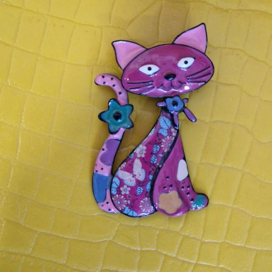 Spille gatto con fiore