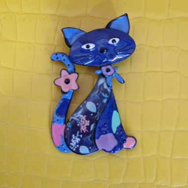 Spille gatto con fiore