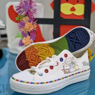 Scarpe con suola colorata